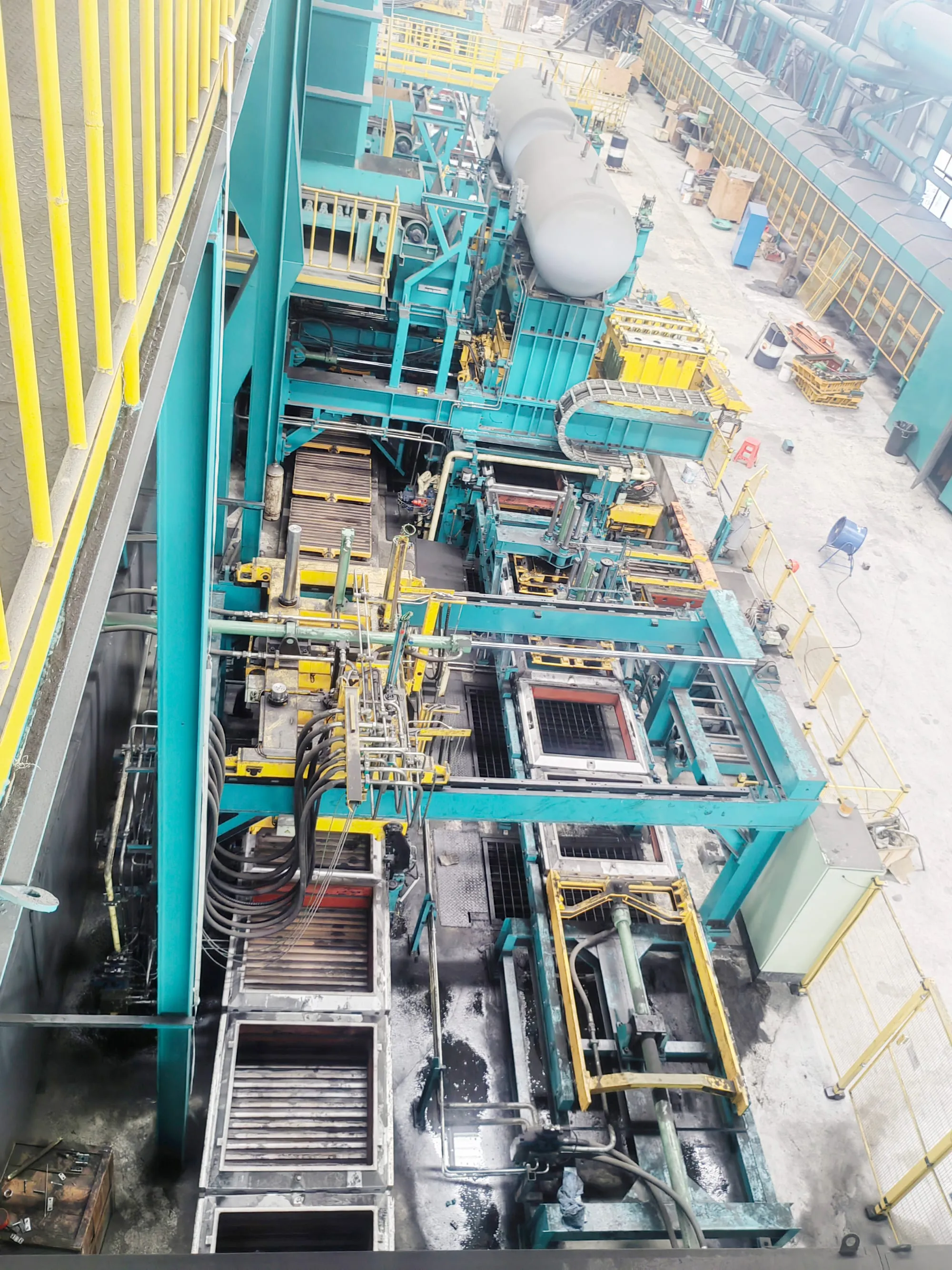 Horizontal hydrostatic molding line